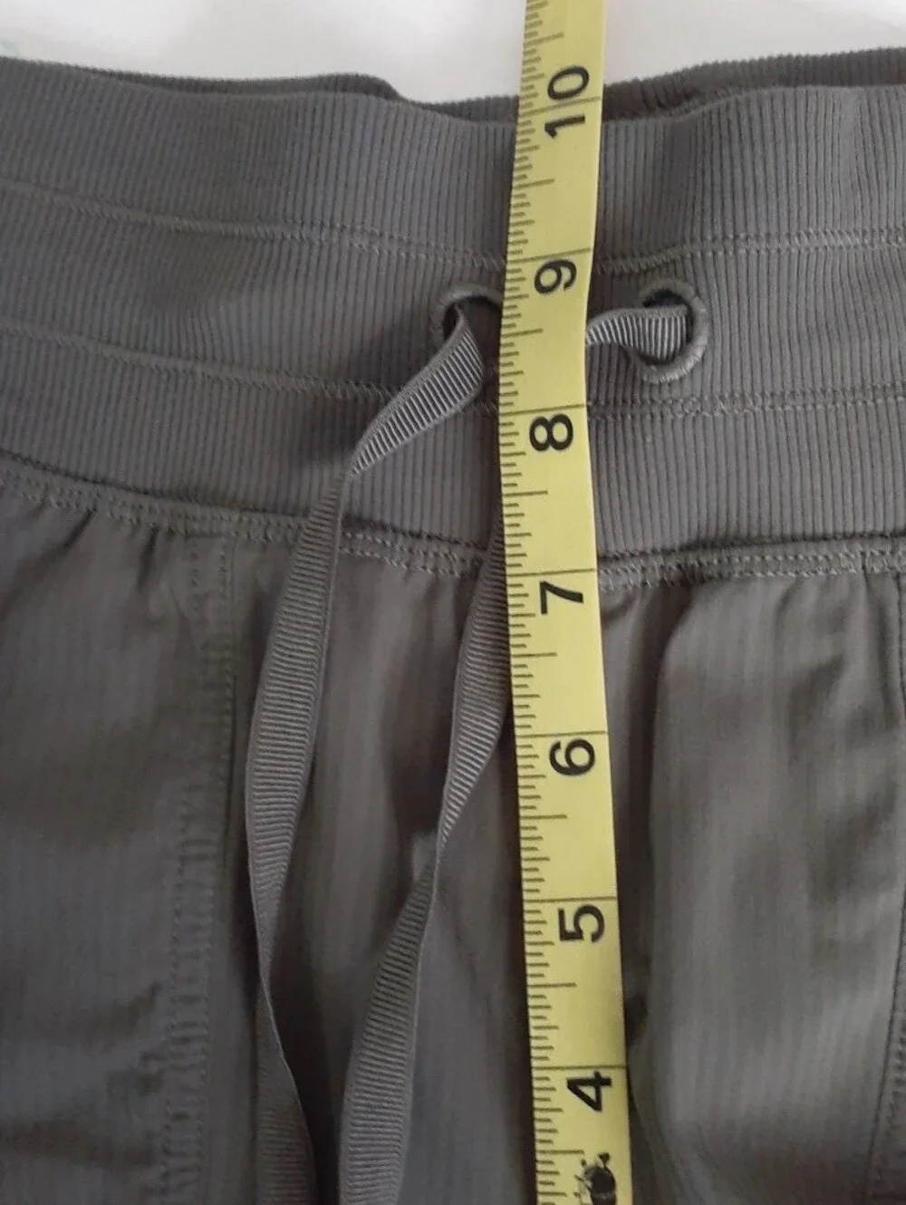lululemon Olive Green Drawstring Joggers. Size 4. Very Good Condition.